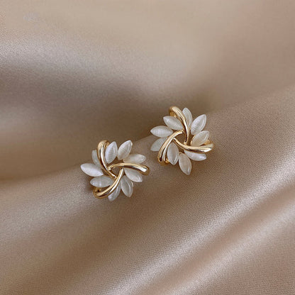 Boucles d'oreilles en cercle avec des pétales d'opale en or