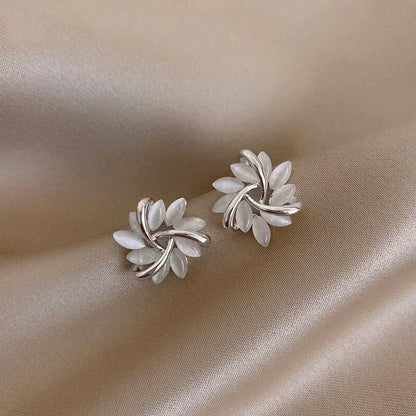 Boucles d'oreilles en cercle avec des pétales d'opale en or
